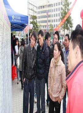 管城区举办“送政策 送岗位 送服务”进社区活动(图3) 管城区举办“送政策 送岗位 送服务”进社区活动(图3)