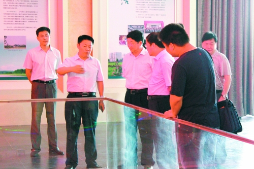 “国家农产品精深加工与食品安全高级研修班”在河南省新郑市工商联会员企业雏鹰集团成功举办(图1) “国家农产品精深加工与食品安全高级研修班”在河南省新郑市工商联会员企业雏鹰集团成功举办(图1)