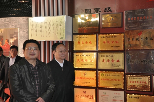 宜昌市统战部考察团赴伟德体育直播开奖入口会员企业“好想你”参观考察团 (图1)