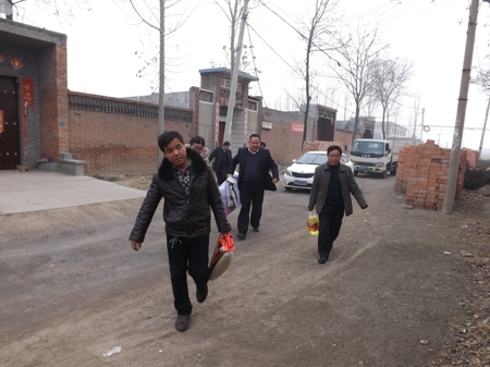 登封市工商联引导爱心企业开展扶贫送温暖活动(图1)