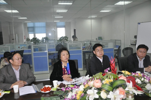 省政协副主席、省工商联主席梁静就深入开展理想信念教育实践活动赴钢贸商会调研(图1)