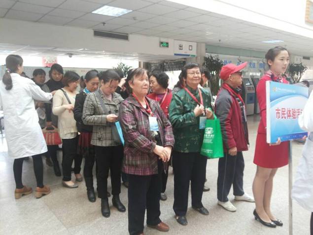 金水区经八路工商联组织辖区居民到郑州人民医院深入一线进行参观(图1)