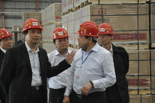 省委统战部副部长、省工商联党组书记杨京伟赴我市就民营企业转型升级情况进行调研(图2) 省委统战部副部长、省工商联党组书记杨京伟赴我市就民营企业转型升级情况进行调研(图2)