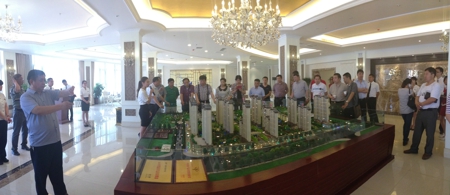 二七区工商联组织会员企业互学互访(图1)