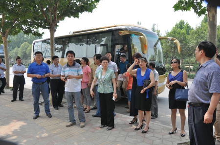 伟德体育直播开奖入口十七届五次常委会议在上街隆重召开(图2)