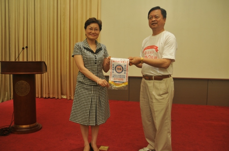 台湾柯蔡宗亲会访问团到新密参观访问(图1)