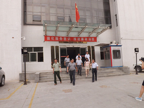 登封市：市委常委、统战部部长杨洁到武警消防大队慰问(图1)