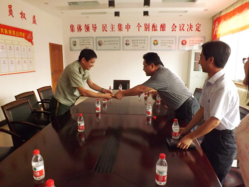 登封市：市委常委、统战部部长杨洁到武警消防大队慰问(图2)