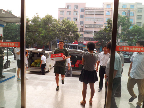 登封市：市委常委、统战部部长杨洁到武警消防大队慰问(图3)