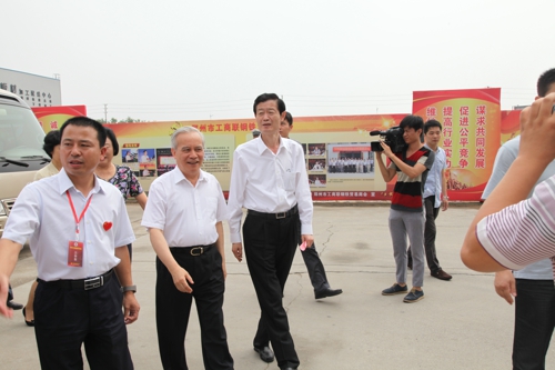 全国政协副主席、全国工商联主席王钦敏视察郑州市钢贸商会(图2) 全国政协副主席、全国工商联主席王钦敏视察郑州市钢贸商会(图2)