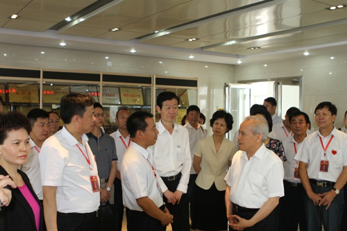 全国政协副主席、全国工商联主席王钦敏视察郑州市钢贸商会(图4) 全国政协副主席、全国工商联主席王钦敏视察郑州市钢贸商会(图4)