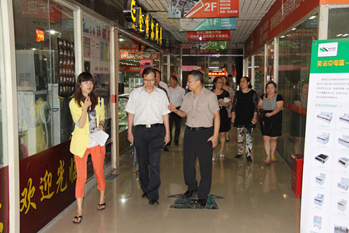 管城区政协副主席、工商联主席韩红伟到裕丰国际酒店用品城视察调研(图2) 管城区政协副主席、工商联主席韩红伟到裕丰国际酒店用品城视察调研(图2)