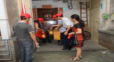 金水区东风路街道办事处积极开展迎中秋关爱空巢老人的行动(图1)