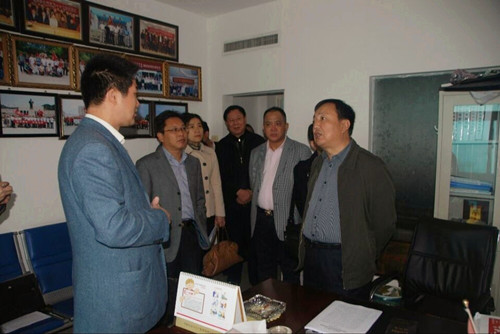 新疆建设兵团到郑州温州商会参观学习 管城回族区委副书记武拥军等领导的陪同(图2) 新疆建设兵团到郑州温州商会参观学习 管城回族区委副书记武拥军等领导的陪同(图2)