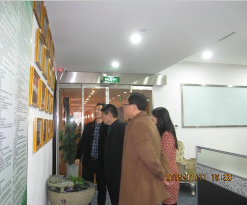 伟德体育直播开奖入口副主席王清祥一行到郑州市盐城商会考察(图2) 伟德体育直播开奖入口副主席王清祥一行到郑州市盐城商会考察(图2)