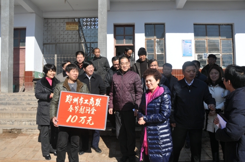 伟德体育直播开奖入口到登封市颍阳镇宋爻村开展春节慰问活动(图1)