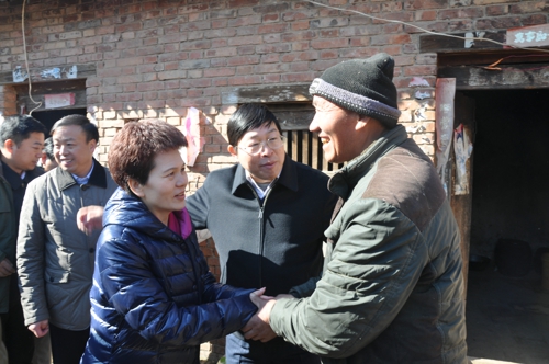 伟德体育直播开奖入口到登封市颍阳镇宋爻村开展春节慰问活动(图3)