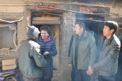 伟德体育直播开奖入口到登封市颍阳镇宋爻村开展春节慰问活动(图4)