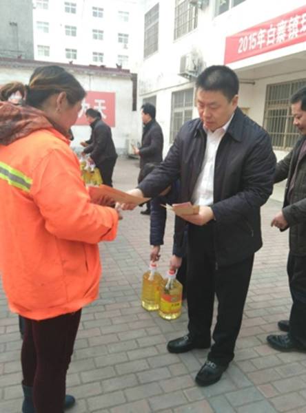 新密市政协副主席、工商联主席宋林祥走访慰问环卫工人(图3)