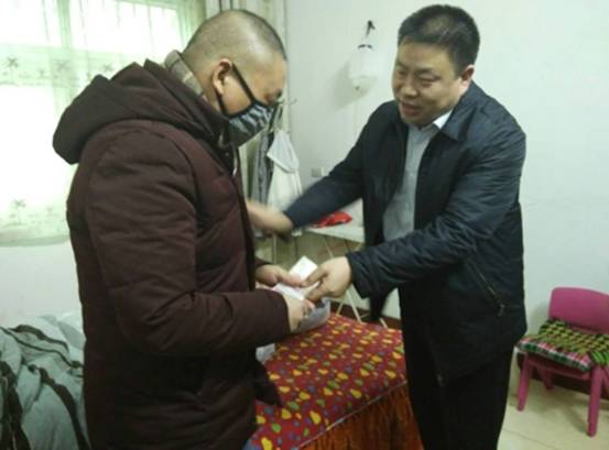 新密市政协副主席、工商联主席宋林祥看望慰问困难民警(图2)