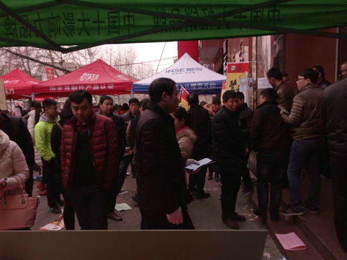 登封市工商联助推非公企业和定点扶贫村群众积极参加春季招聘会(图2)