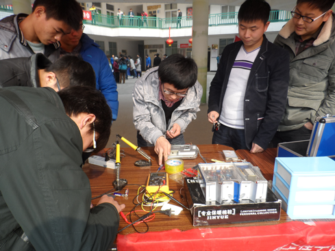 金水区街道商会组织非公经济人士积极开展便民为民服务活动(图1)