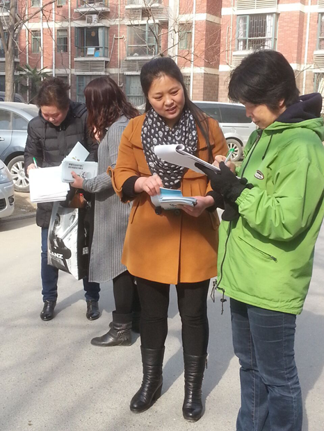 金水区街道商会协助社区宣传防范和打击非法集资(图1)