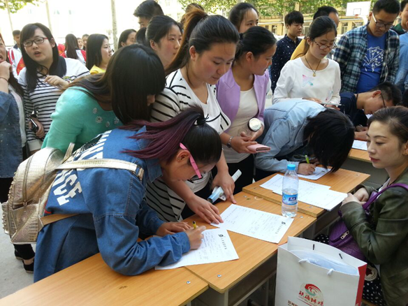 金水区商会举办大学生招聘会(图4)