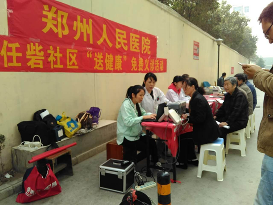 金水区为辖区非公经济从业者、老人等开展世界帕金森病日宣传活动(图1)