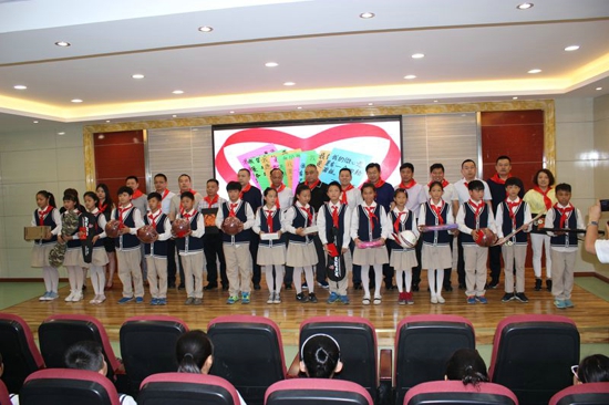 二七区工商联组织开展“六一”慰问活动(图1)