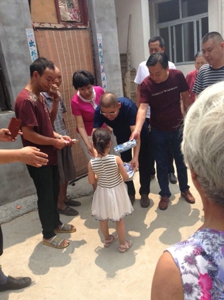 荥阳市工商联帮扶困境儿童(图1)