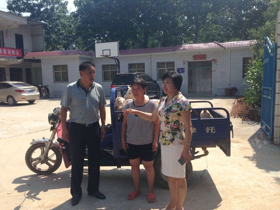 荥阳市工商联会员企业慰问贫困户(图1)