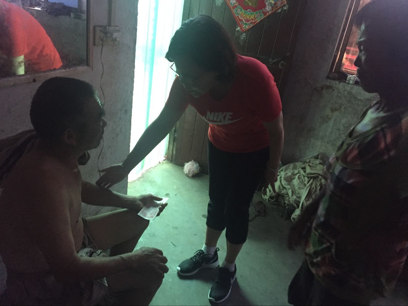 新郑市工商联主席刘彩云到千户寨乡大槐树村积极开展“精准扶贫”工作(图2)