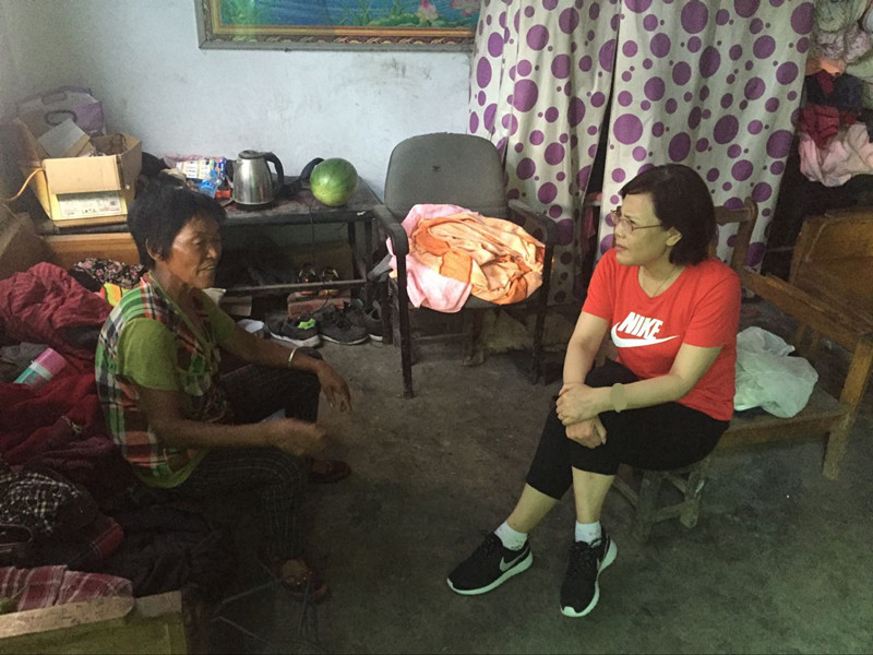 新郑市工商联主席刘彩云到千户寨乡大槐树村积极开展“精准扶贫”工作(图1)