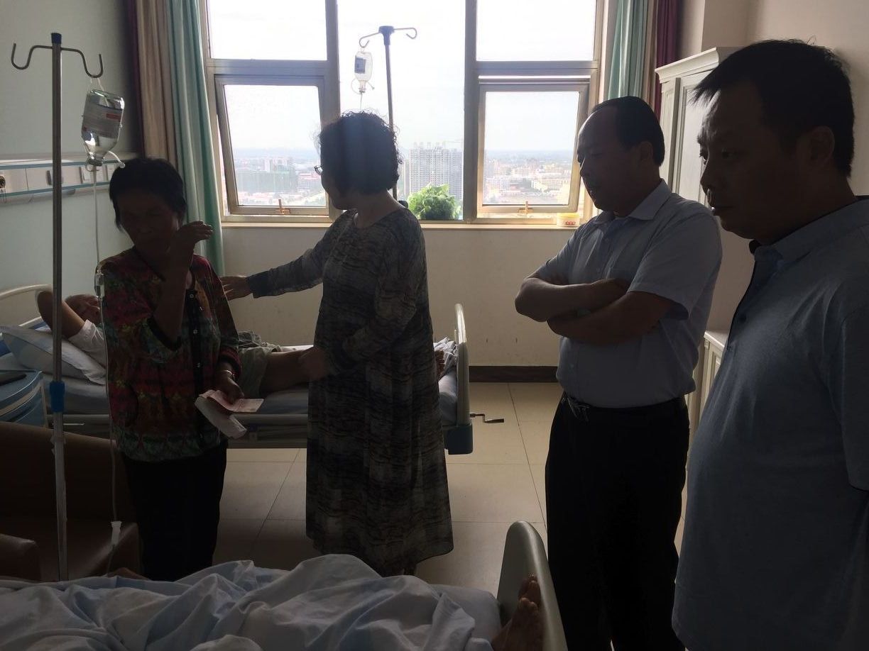 新郑市工商联主席刘彩云到医院探望精准扶贫对象(图1)