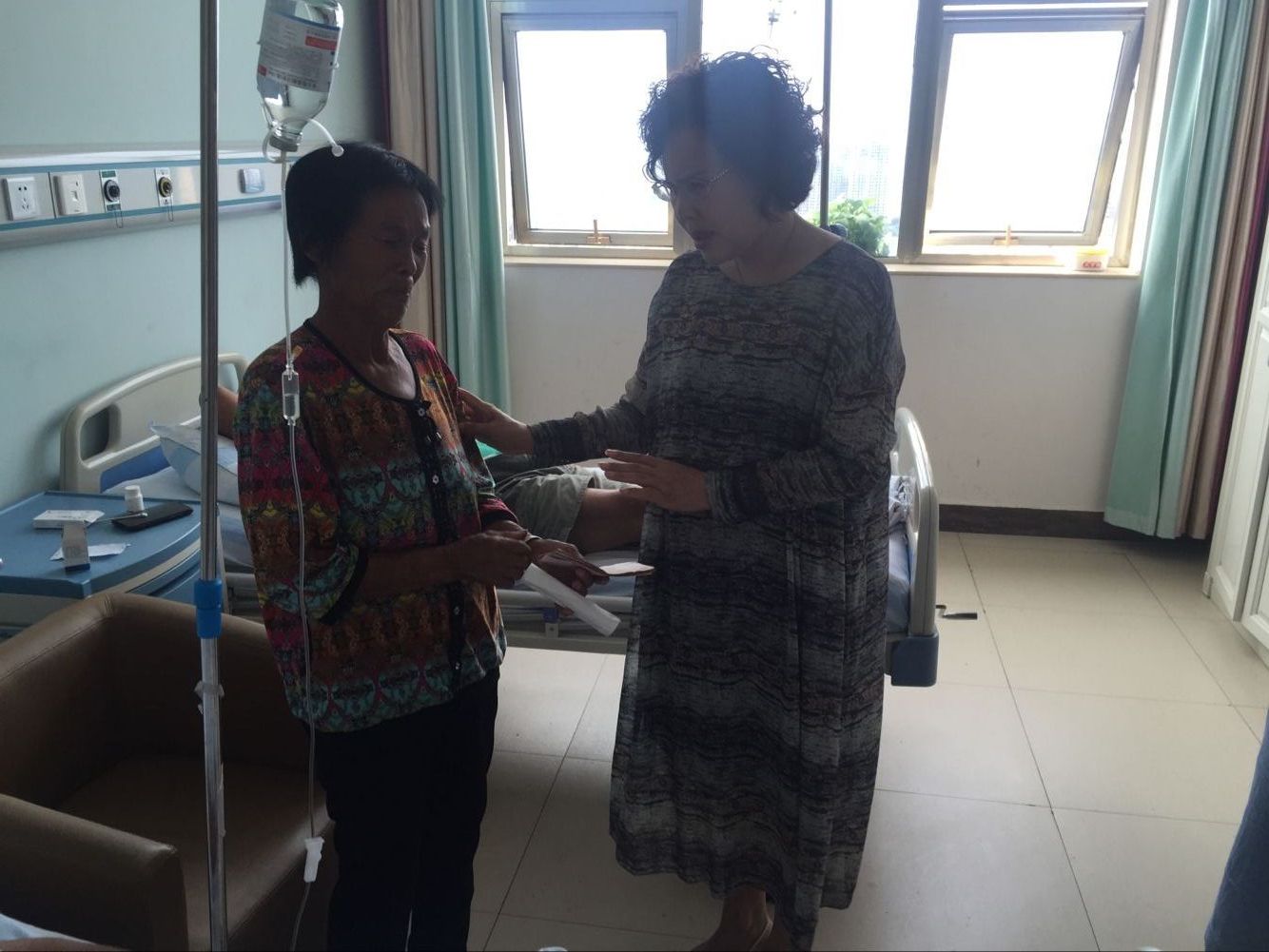 新郑市工商联主席刘彩云到医院探望精准扶贫对象(图2)