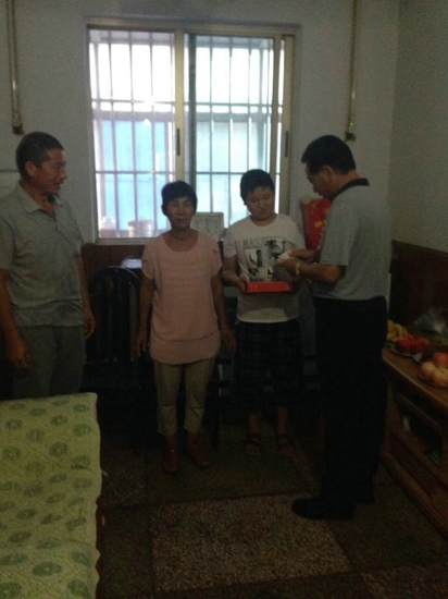 荥阳市工商联、钢材市场商会看望孤儿(图1)