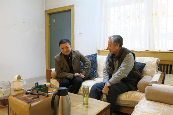 伟德体育直播开奖入口文史馆的同志看望老领导(图1) 伟德体育直播开奖入口文史馆的同志看望老领导(图1)