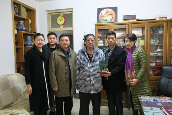 伟德体育直播开奖入口文史馆的同志看望老领导(图2) 伟德体育直播开奖入口文史馆的同志看望老领导(图2)