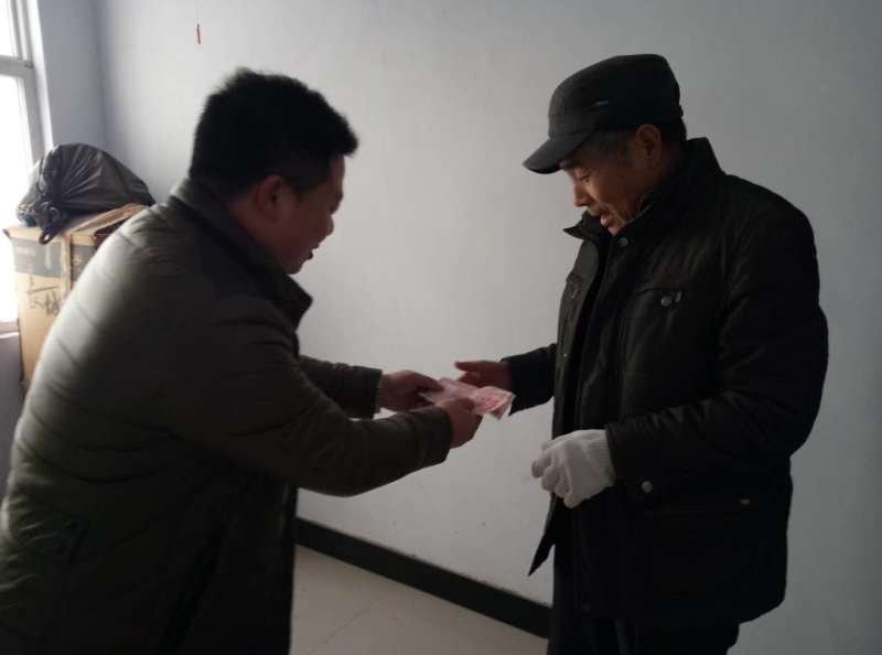 登封市工商联走访慰问老干部和困难党员(图1)