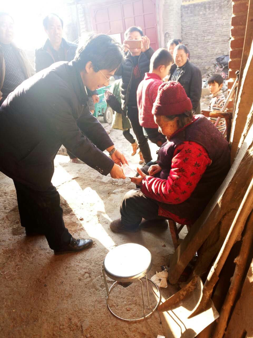 登封市工商联给贫困户送温暖(图1)