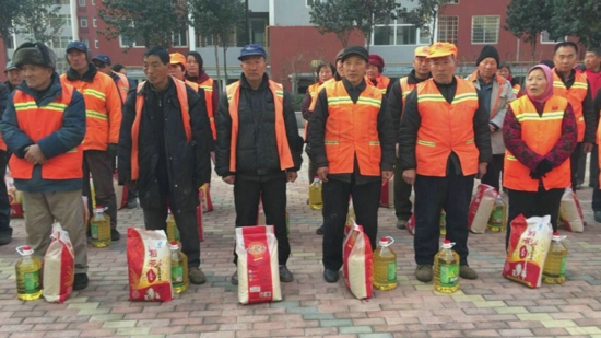 新密市工商联：情暖冬日  关爱环卫工人(图2)