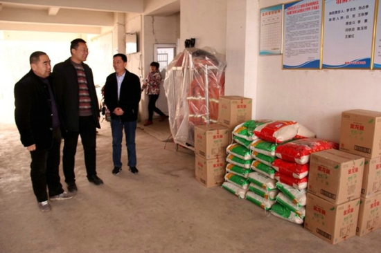 新密市商会副会长慰问敬老院孤寡老人(图1)