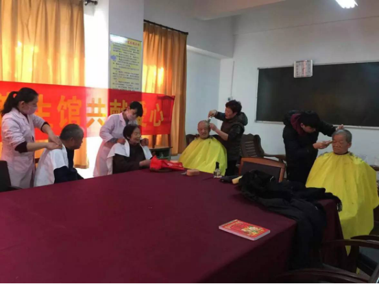 金水区街道商会开展“情暖社区居民，爱心免费理发”助老爱老活动(图1)