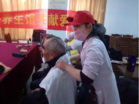 金水区街道商会开展“情暖社区居民，爱心免费理发”助老爱老活动(图2)