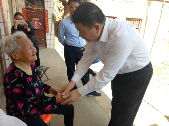 新密市工商联精准扶贫行动全面铺开(图1)