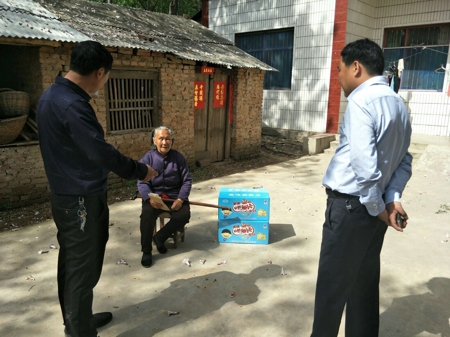 新密市商会扶贫济困暖人心 再现组织真热情(图1)