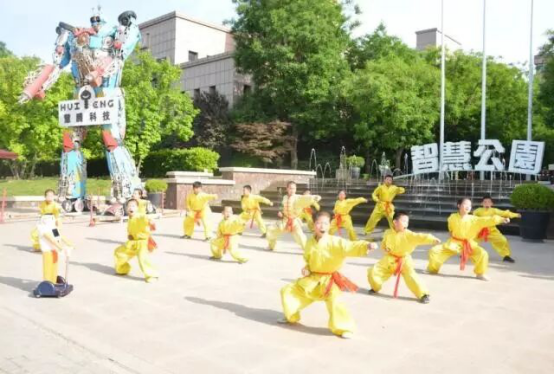 金水区商会携手慧腾科技“回馈社会科技关爱下一代”(图1) 金水区商会携手慧腾科技“回馈社会科技关爱下一代”(图1)