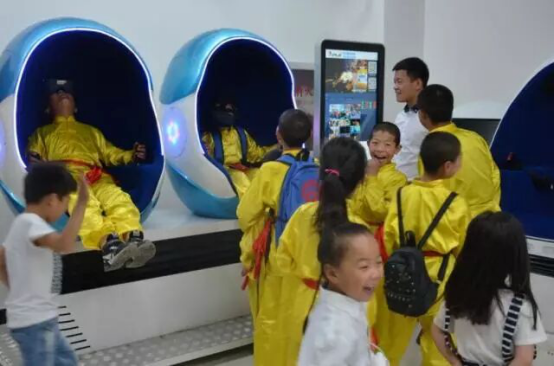 金水区商会携手慧腾科技“回馈社会科技关爱下一代”(图2) 金水区商会携手慧腾科技“回馈社会科技关爱下一代”(图2)