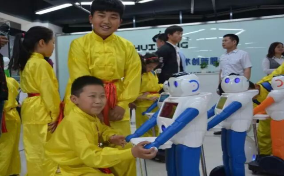 金水区商会携手慧腾科技“回馈社会科技关爱下一代”(图3)